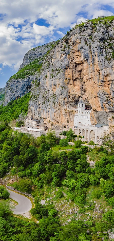 Manastir Ostrog: 7 razloga da posjetite ovo duhovno mjesto