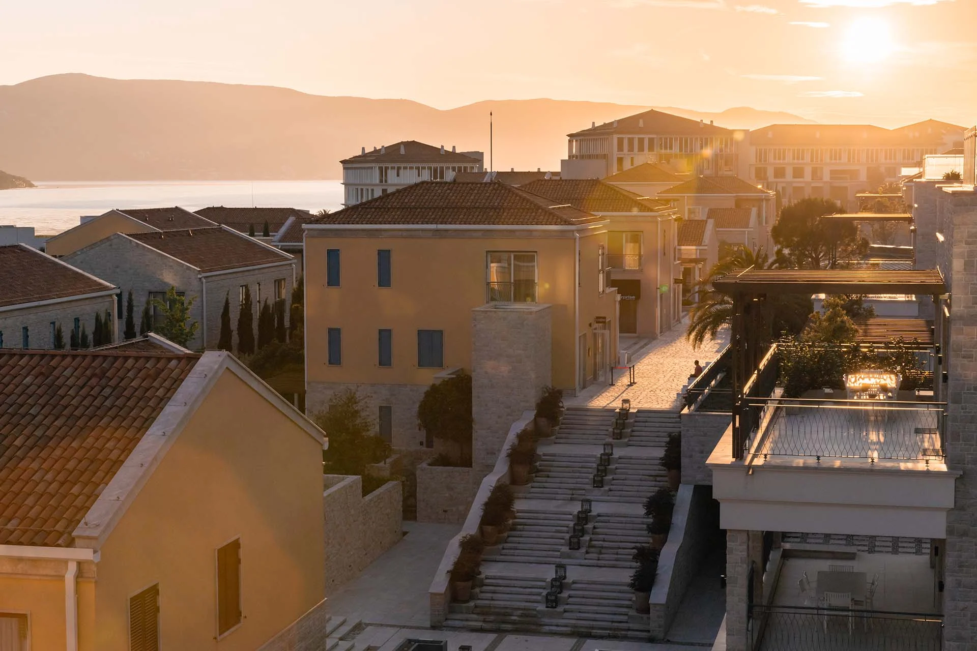 LOOKING FOR A BEACH HOUSE THAT HELPS YOU BALANCE YOUR PRIVATE AND BUSINESS LIFE? THE SEARCH IS OVER!