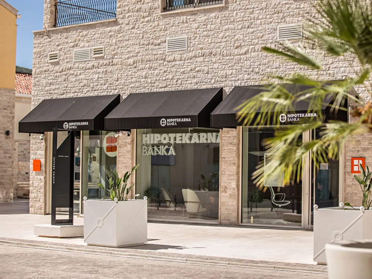 БАНК HIPOTEKARNA